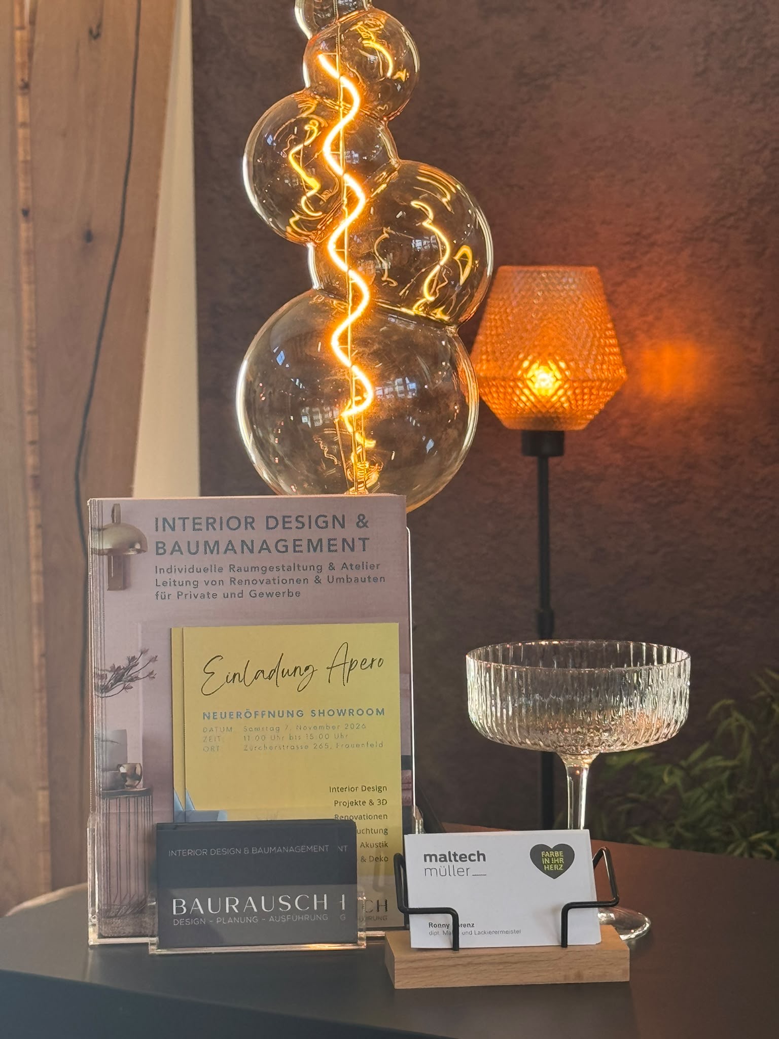 Leuchtendes Glas und warmes Licht am WEGA-Stand
